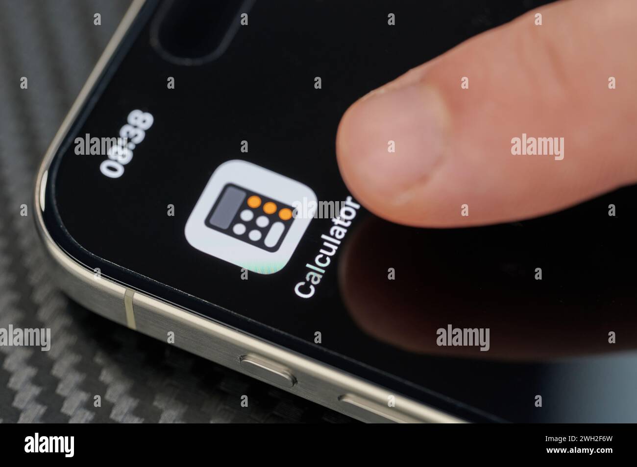 New York, USA - 24 gennaio 2024: Toccare l'icona dell'app Calculator con il dito sull'iphone 15 pro max close up view Foto Stock