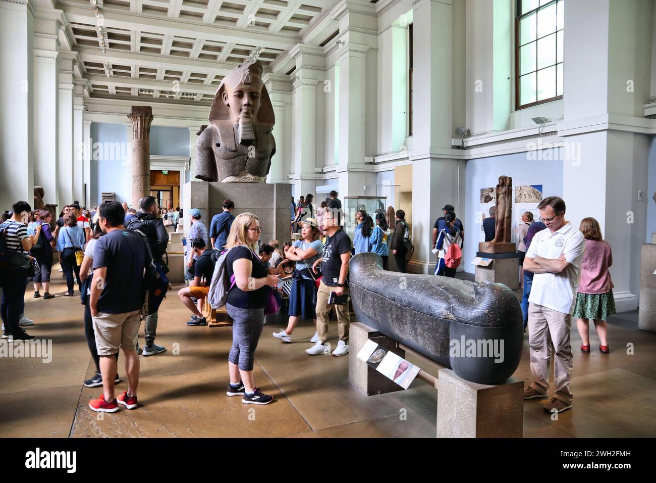 LONDRA, Regno Unito - 14 LUGLIO 2019: Le persone visitano i manufatti egizi al British Museum di Londra. Il museo è stato fondato nel 1753 e ha una durata di circa 13 km Foto Stock