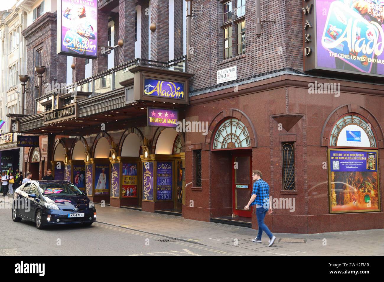 LONDRA, Regno Unito - 14 LUGLIO 2019: People Walk by Prince Edward Theatre che suona Aladdin a Londra, Regno Unito. Nel 2013 i teatri del West End vendettero 14,5 milioni di biglietti. Foto Stock