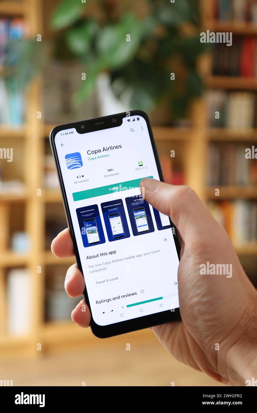 VARSAVIA, POLONIA - 29 GENNAIO 2021: Utente che installa l'app di viaggio ufficiale Copa Airlines su uno smartphone Android OS, marchio Xiaomi. Foto Stock