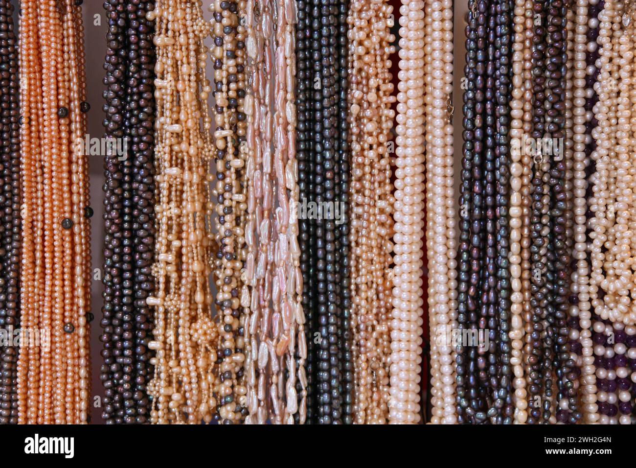 Collane di perle finte esposte in una vetrina di gioielleria nella città di Singapore. Foto Stock