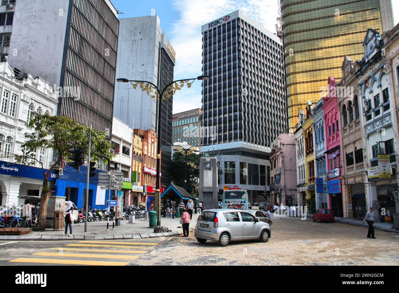 KUALA LUMPUR, MALESIA - 29 MARZO 2009: Le persone visitano Medan Pasar o Market Square nel centro di Kuala Lumpur. Foto Stock