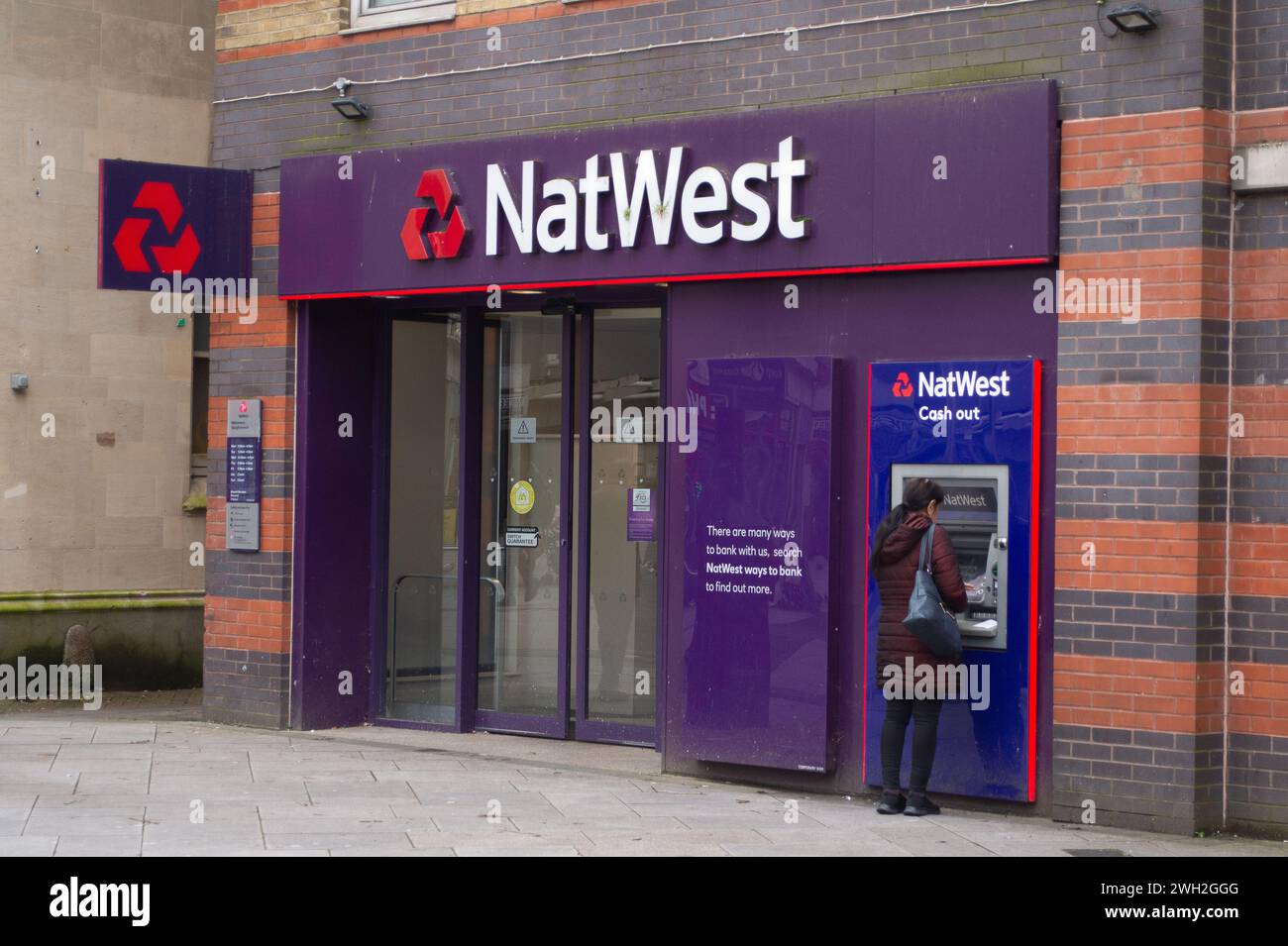 Slough, Regno Unito. 7 febbraio 2024. Una filiale della NatWest Bank a Slough High Street, Berkshire. La BBC ha riferito che "la vendita di azioni di NatWest al pubblico potrebbe avvenire già a giugno, come confermato dall'UKGI (UK Government Investments). Il Tesoro possiede ancora il 35% della banca da quando l'ha salvata per un valore di 46 miliardi di sterline durante la crisi finanziaria del 2008. Ma UKGI, la società responsabile degli investimenti governativi, sta esplorando una vendita di azioni da quando il cancelliere ha annunciato i piani lo scorso anno. Jeremy Hunt ha detto che qualsiasi vendita avrebbe bisogno di ottenere un "pieno rapporto qualità/prezzo”. Crediti: Maureen M Foto Stock