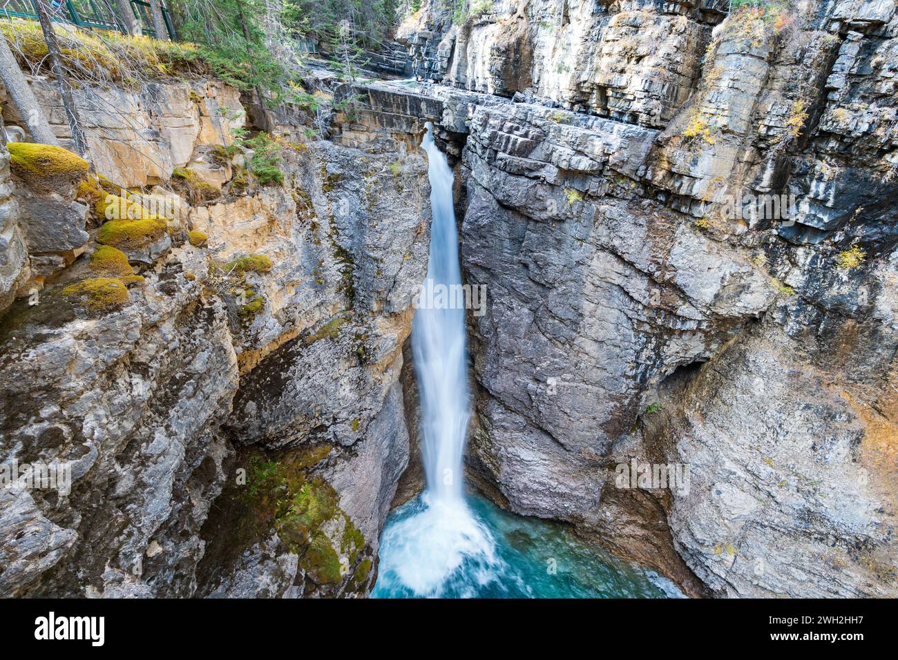 Johnston Canyon, Upper Falls. Parco nazionale di Banff, Montagne Rocciose canadesi, Alberta, Canada. Foto Stock