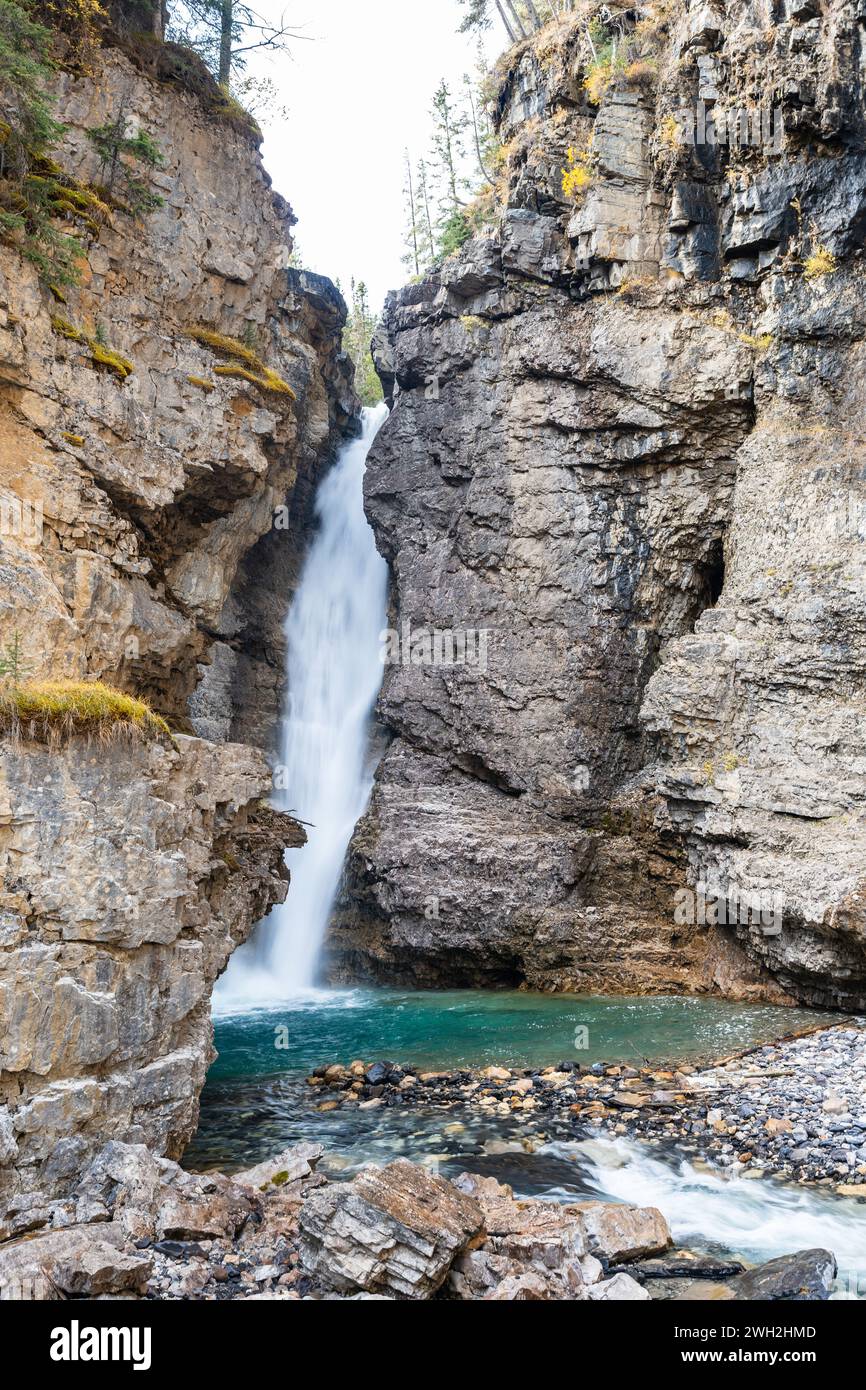 Johnston Canyon, Upper Falls. Parco nazionale di Banff, Montagne Rocciose canadesi, Alberta, Canada. Foto Stock