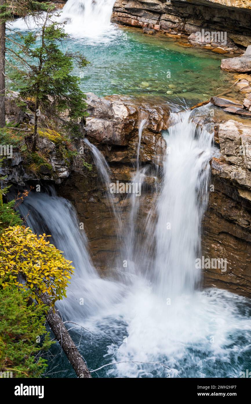 Cascata nel Johnston Canyon, Banff National Park, Canadian Rockies, Alberta, Canada. Foto Stock