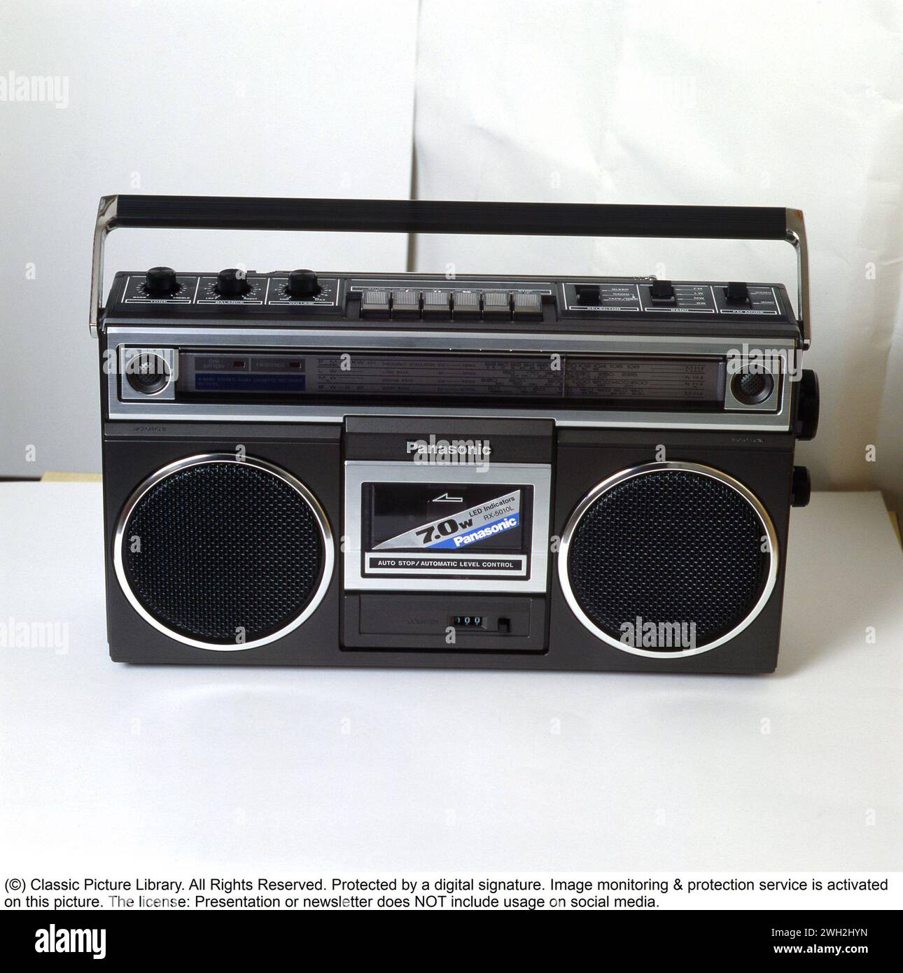 Negli anni '1980s, questo tipo di registratore era popolare, e più grande è meglio è. Un nome popolare per il dispositivo era il ghetto blaster. Qui un registratore a cassette stereo Panasonic per cassette e radio su una foto del 1980s. BV72-7 Foto Stock