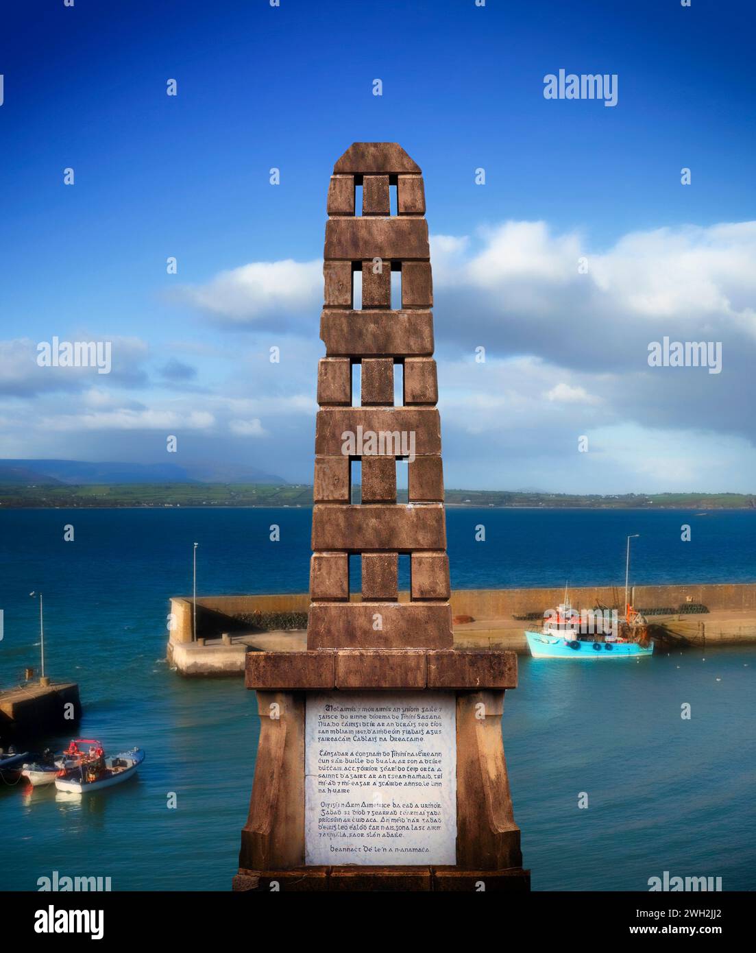 L'obelisco in memoria di "Erin's Hope", una nave americana inviata in aiuto della Fratellanza Fenian nel 1867, Helvick, Contea di Waterford, Irlanda Foto Stock