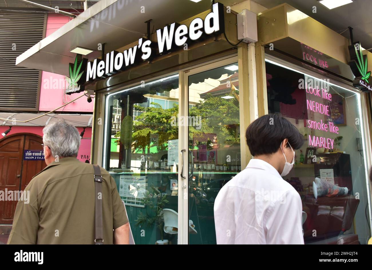 La gente cammina nel negozio di cannabis Mellow's Weed su Surawong Road, Bangkok, Thailandia, Asia il 7 febbraio 2024. Il governo thailandese intende proporre con urgenza una legge che vieta l'uso ricreativo di cannabis dopo la depenalizzazione nel 2022. La cannabis è stata rimossa dalla lista dei narcotici vietati nel giugno 2022, portando ad un aumento dei dispensari, specialmente a Bangkok. Il ministro della salute ha annunciato il nuovo disegno di legge nel febbraio 2024, che limita l'uso di cannabis a scopi sanitari e medicinali. Questo disegno di legge sarà presentato al Gabinetto la prossima settimana. Foto Stock