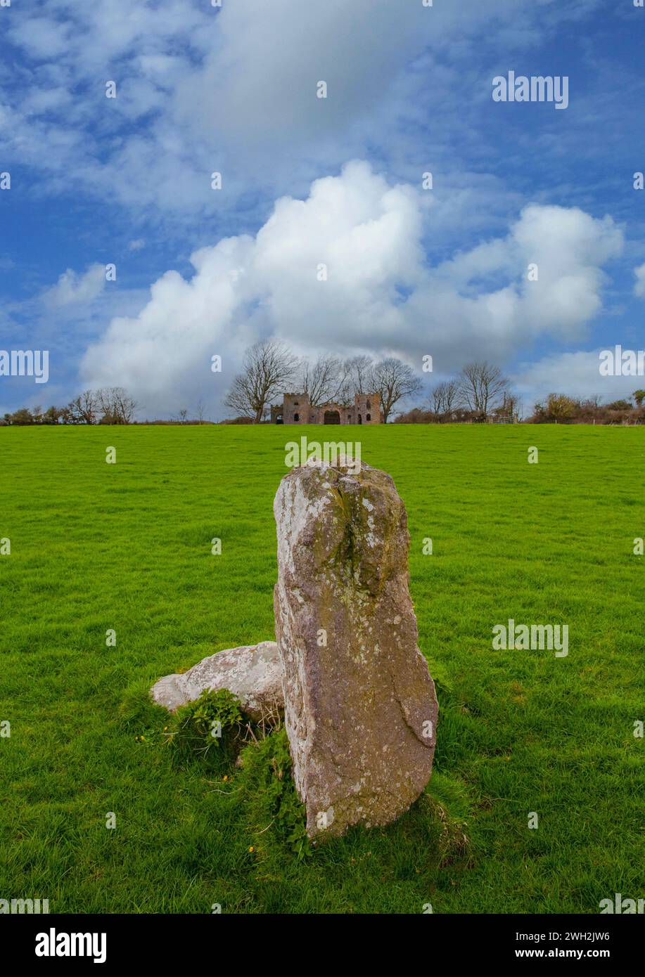 La Mass Stone vicino alla casa-porta del castello gotico costruita intorno al 1819 a Baile Mhic Airt Lower in an Rinn, Contea di Waterford, Irlanda Foto Stock