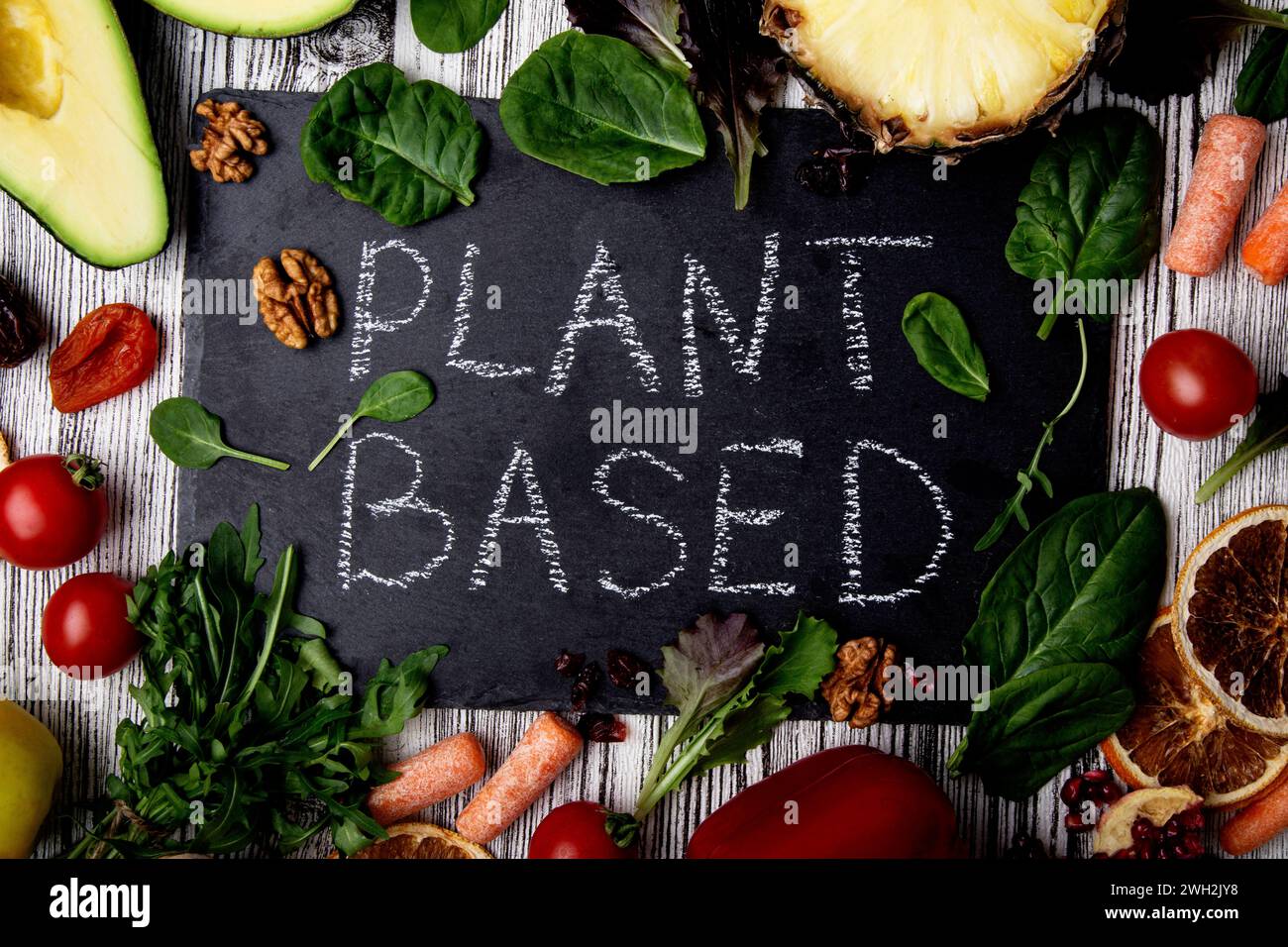 Prodotti dietetici a base vegetale con verdure fresche e avocado - scelta alimentare nutriente e sana. Foto Stock