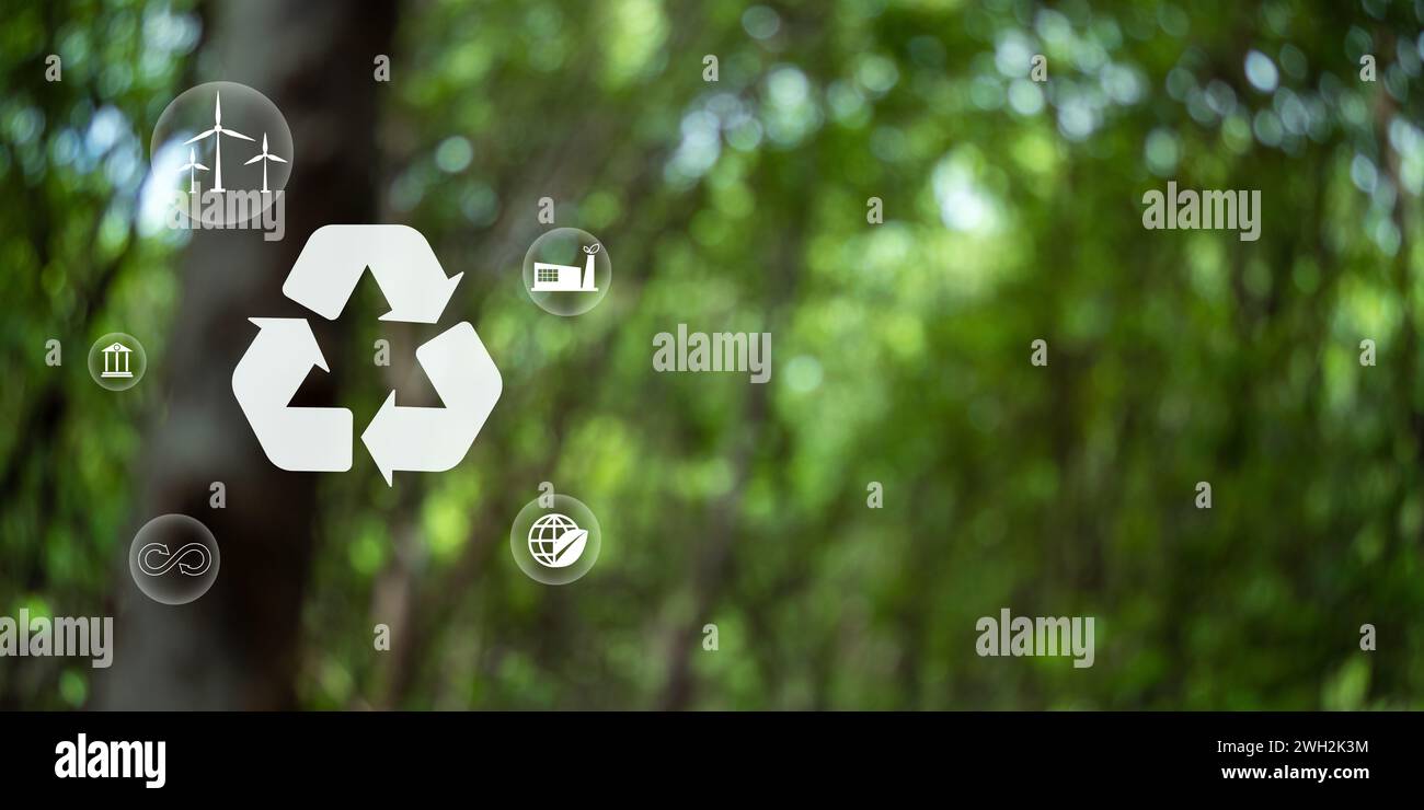 Ricicla il simbolo su sfondo bokeh verde. Concetto ecologico e salvare la terra. Una metafora ecologica per la gestione ecologica dei rifiuti e una sustaina Foto Stock