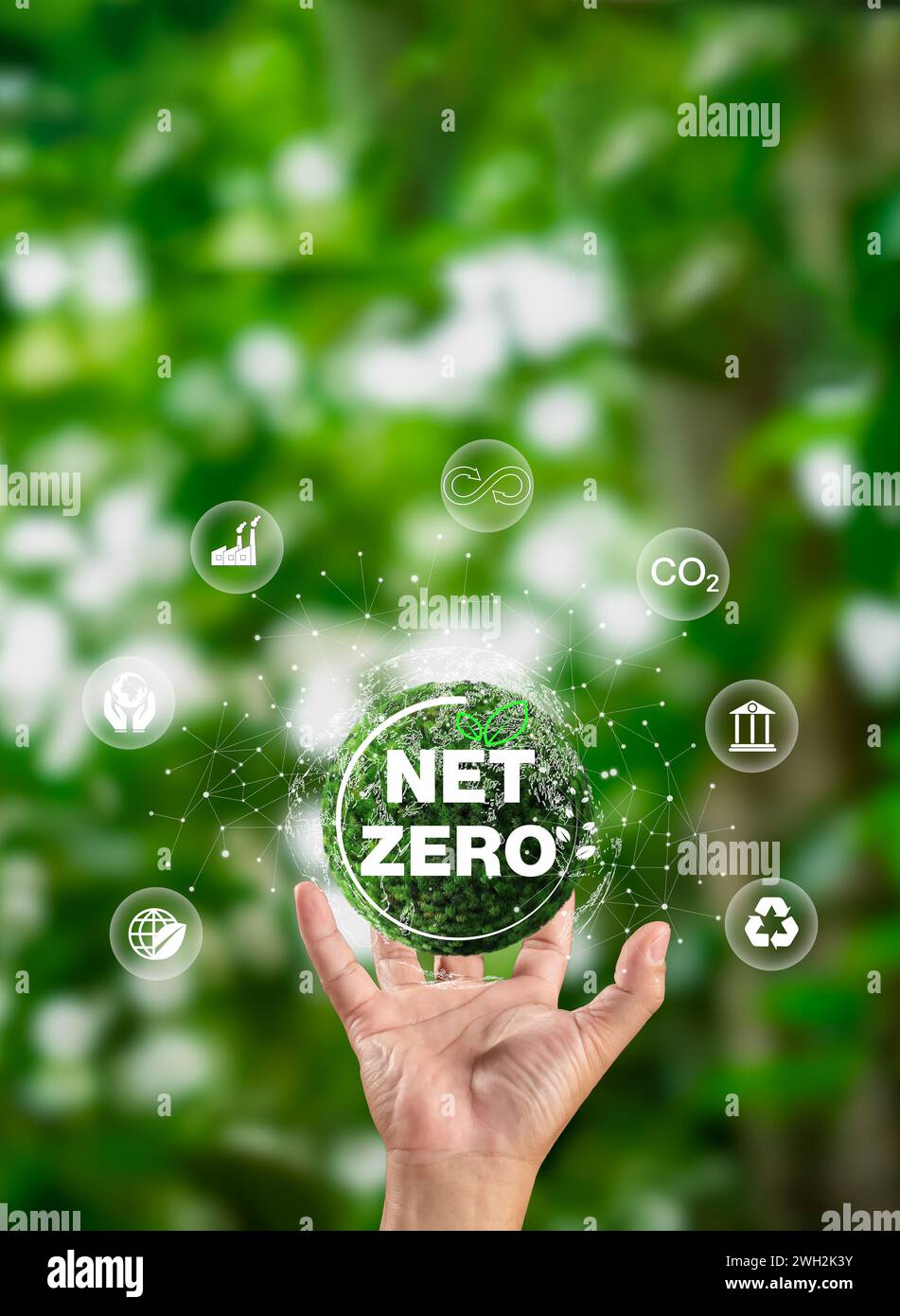 Mano di terra di tenuta umana con icona Net Zero, concetto di zero zero zero e zero netto per l'obiettivo di zero emissioni nette di gas a effetto serra, clima neutro lungo Foto Stock