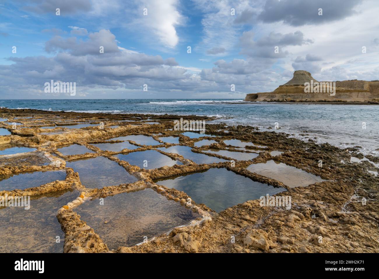Una vista delle saline nella baia di Xwejni sull'isola maltese di Gozo Foto Stock