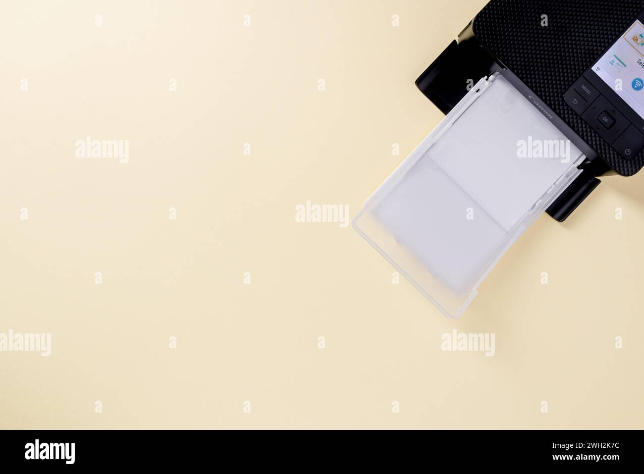 Antalya, Turchia - 31 gennaio 2024: Stampante fotografica mobile Canon Selphy CP1500 su sfondo giallo Foto Stock