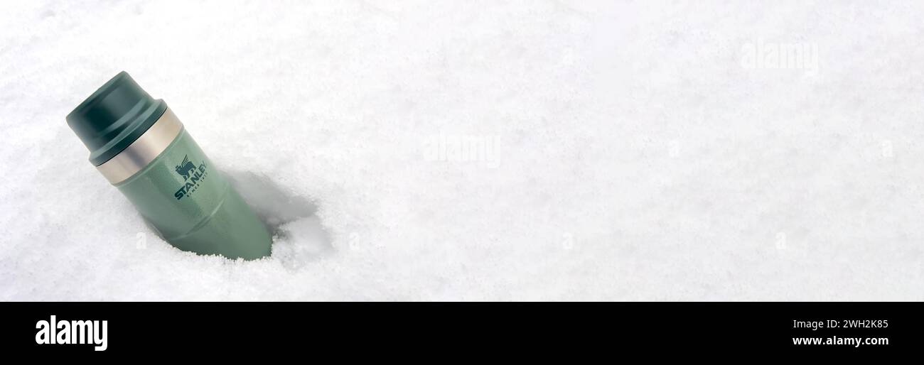 Antalya, Turchia - 31 gennaio 2024: Tazza Stanley Action Trigger thermos in piedi sulla neve in inverno Foto Stock