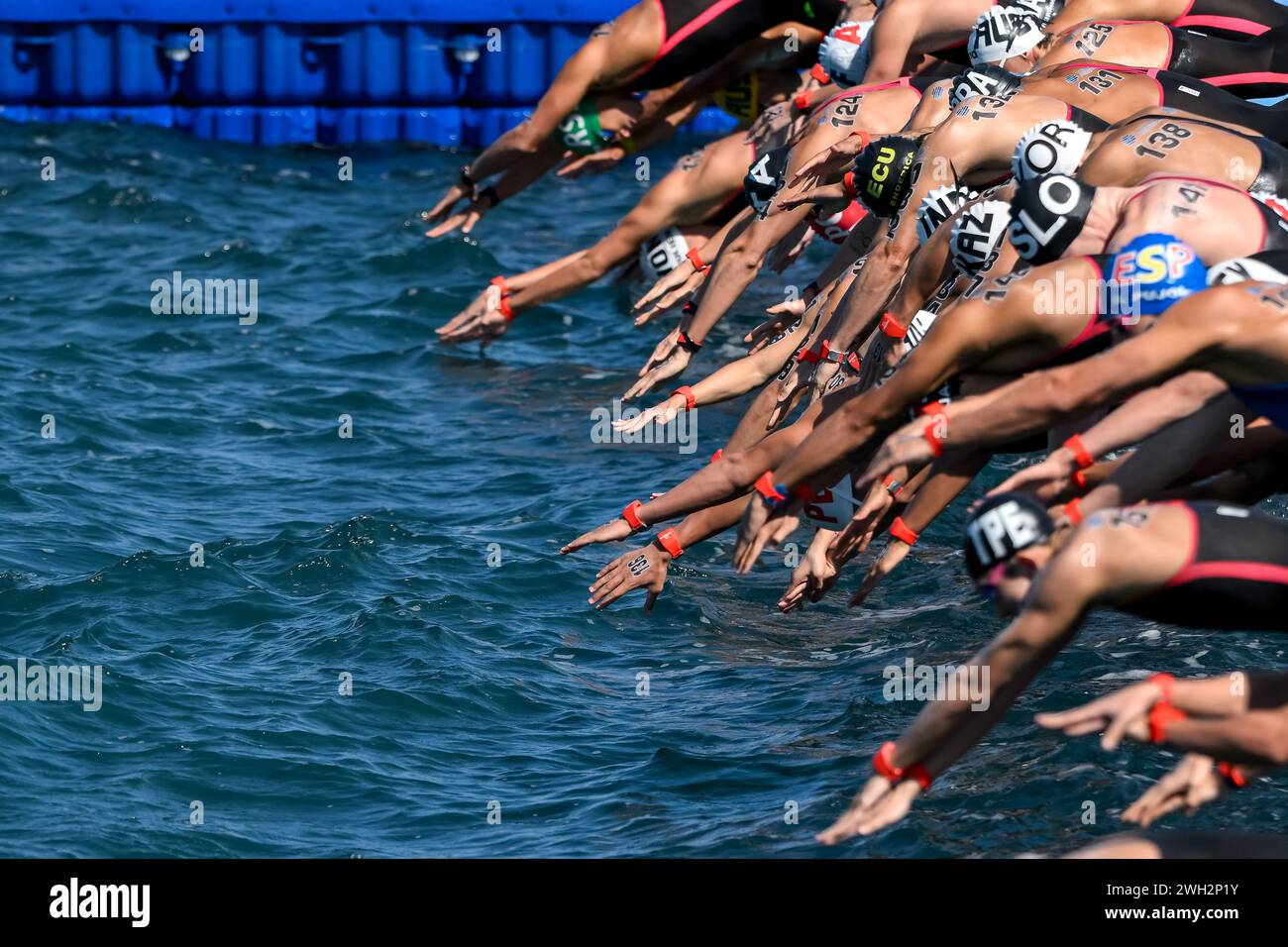 Doha, Qatar. 7 febbraio 2024. Gli atleti iniziano la finale maschile di 5 km in mare aperto durante il 21° Campionato Mondiale di Aquatics presso il Porto Vecchio di Doha (Qatar), il 7 febbraio 2024. Crediti: Insidefoto di andrea staccioli/Alamy Live News Foto Stock