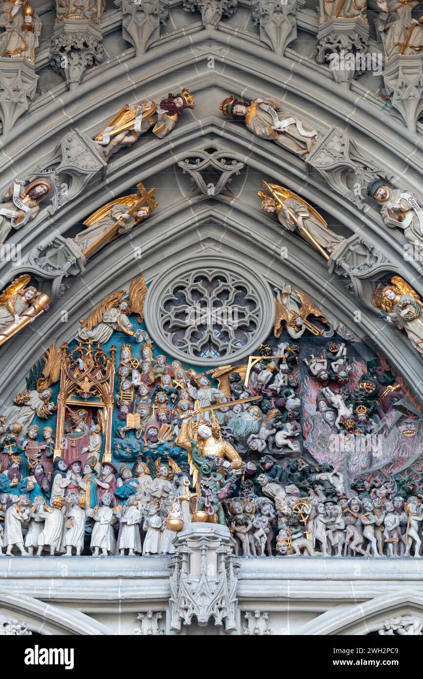 Dettaglio della scultura gotica del giudizio universale nella cattedrale di Berna Foto Stock