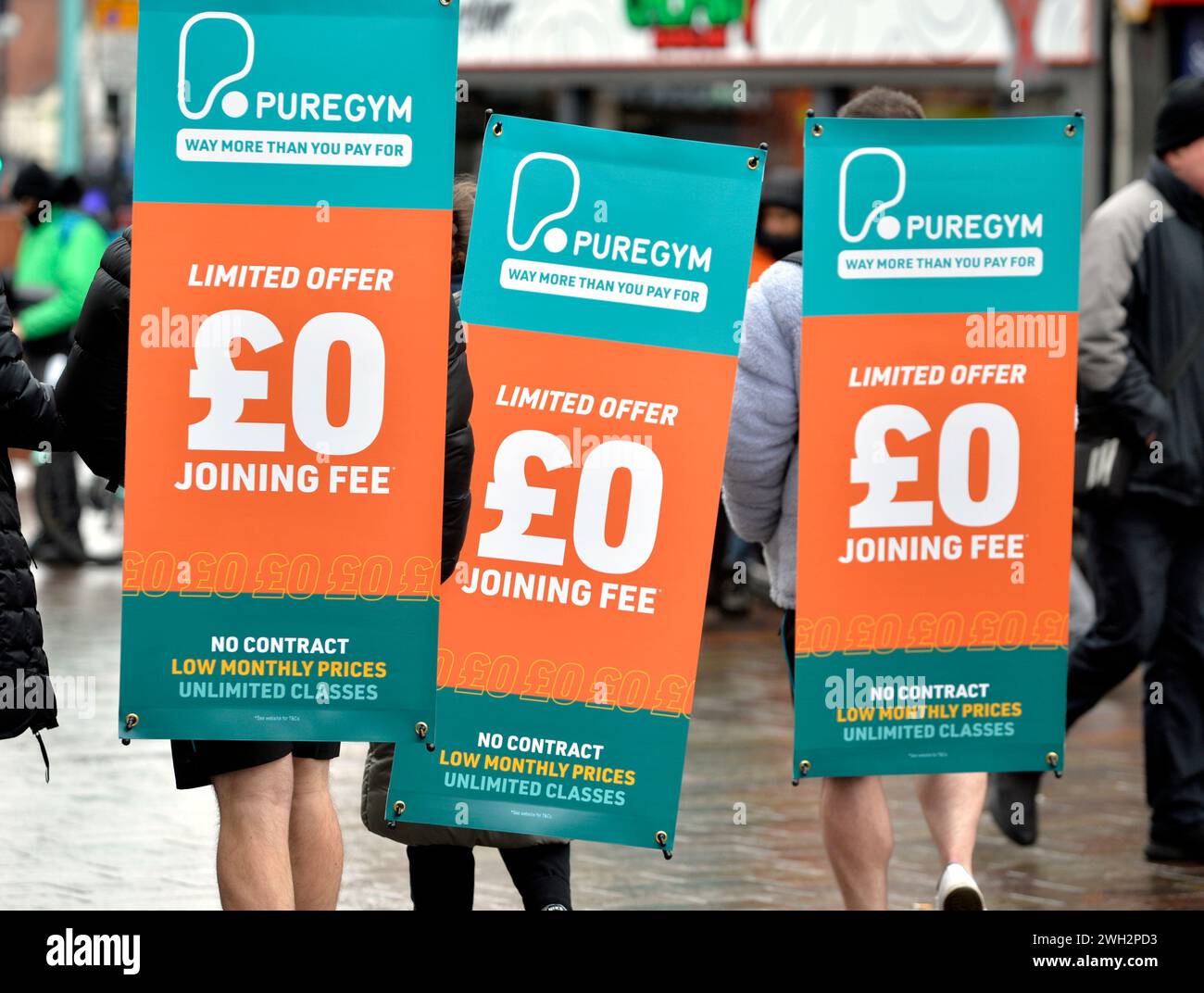 Tabelloni pubblicitari Puregym / banner nel centro di Leicester. Crediti: DeBG Photography Foto Stock