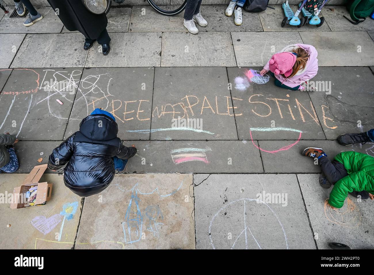 Londra, Regno Unito. 7 febbraio 2024. Molti dei bambini piccoli disegnano messaggi di gesso sul marciapiede, tra cui la palestina libera e smettono di bombardare i bambini - protesta palestinese, che chiede un cessate il fuoco ora e che l'Occidente smetta di armare Israele, organizzato dai genitori per la Palestina allo scoppio in corso di violenza e alla risposta israeliana a Gaza. Crediti: Guy Bell/Alamy Live News Foto Stock