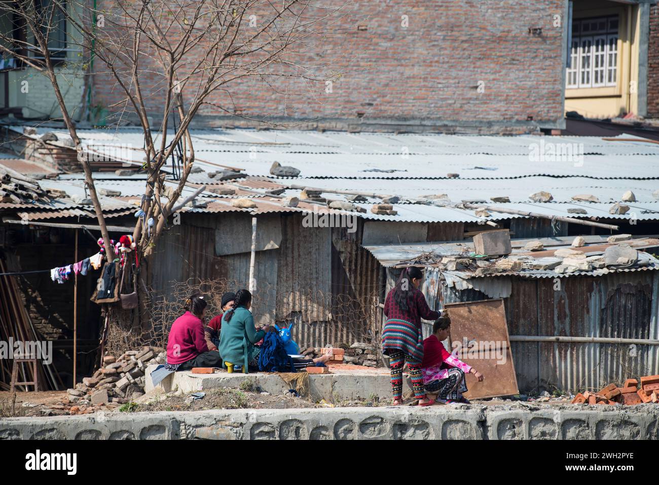 Kathmandu, Nepal - 20 aprile 2023: Vista sulla strada dei residenti di Kathmandu nella loro routine quotidiana. Foto Stock