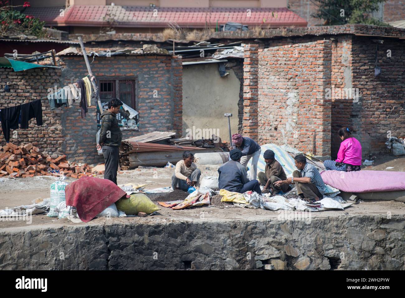 Kathmandu, Nepal - 20 aprile 2023: Vista sulla strada dei residenti di Kathmandu nella loro routine quotidiana. Foto Stock