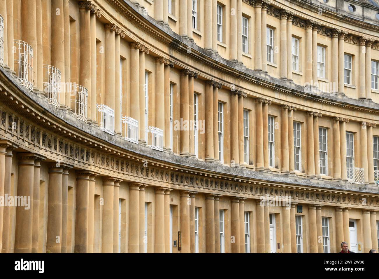 Caratteristiche architettoniche regolari che creano motivi sugli edifici georgiani nel Circo di Bath. Progettato da John Wood e iniziato da lui nel 1754 e. Foto Stock