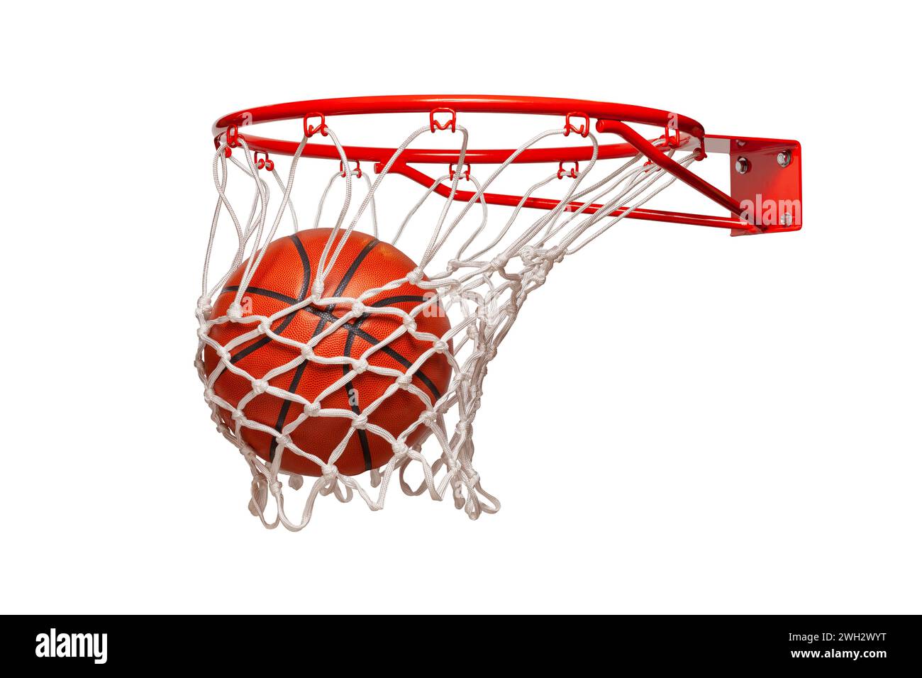 Pallacanestro che cade nella rete su un cerchio isolato su uno sfondo bianco Foto Stock