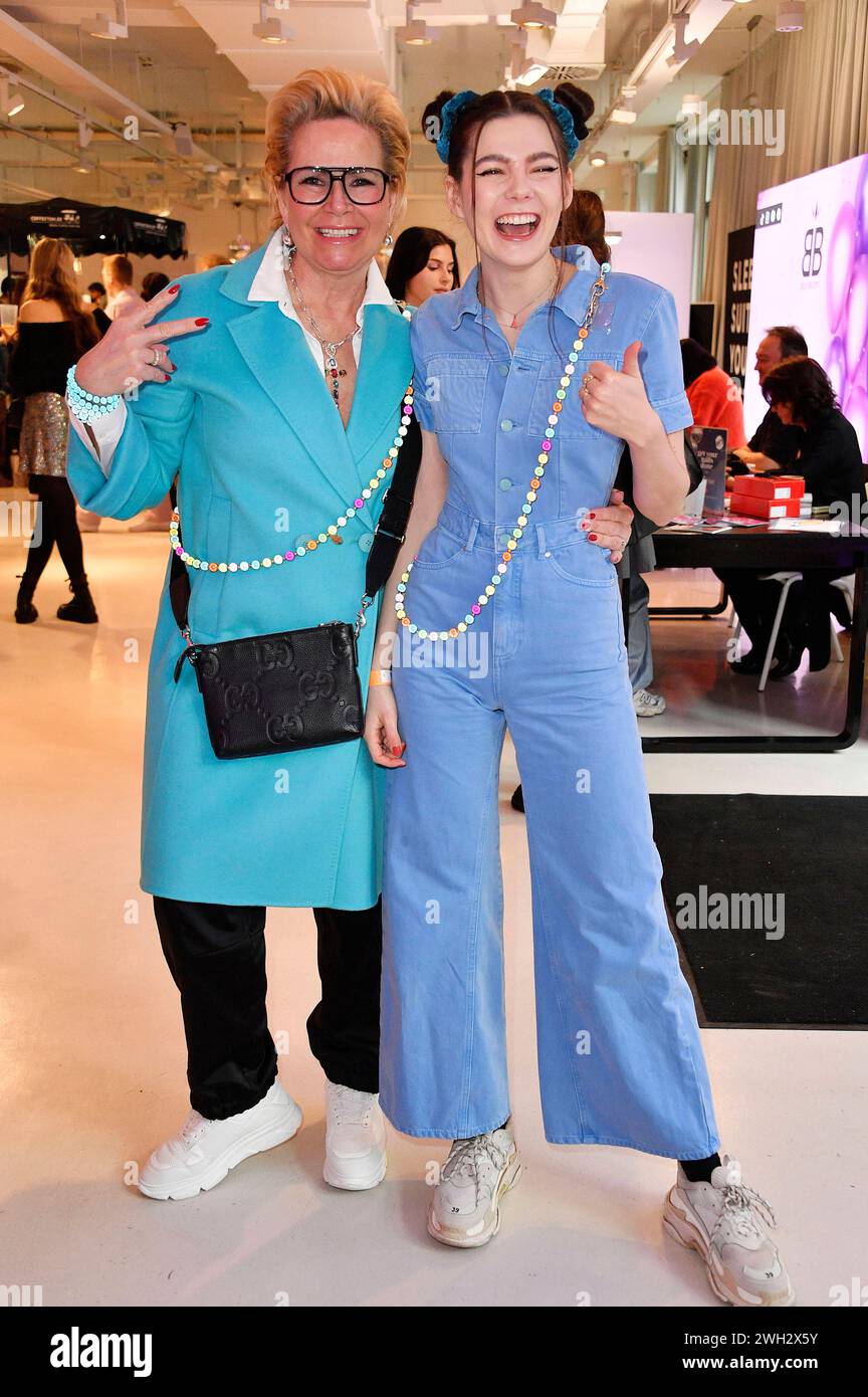 Claudia Effenberg und Klaudia Giez beim Mates Date Influencer Event auf der Berlin Fashion Week Autunno/Inverno 2024 a der Berliner Freiheit. Berlino, 06.02.2024 *** Claudia Effenberg e Klaudia Giez all'evento Mates Date Influencer alla Berlin Fashion Week Autunno Inverno 2024 al Berliner Freiheit Berlin, 06 02 2024 foto:Xn.xKubelkax/xFuturexImagex MATS_4211 Foto Stock