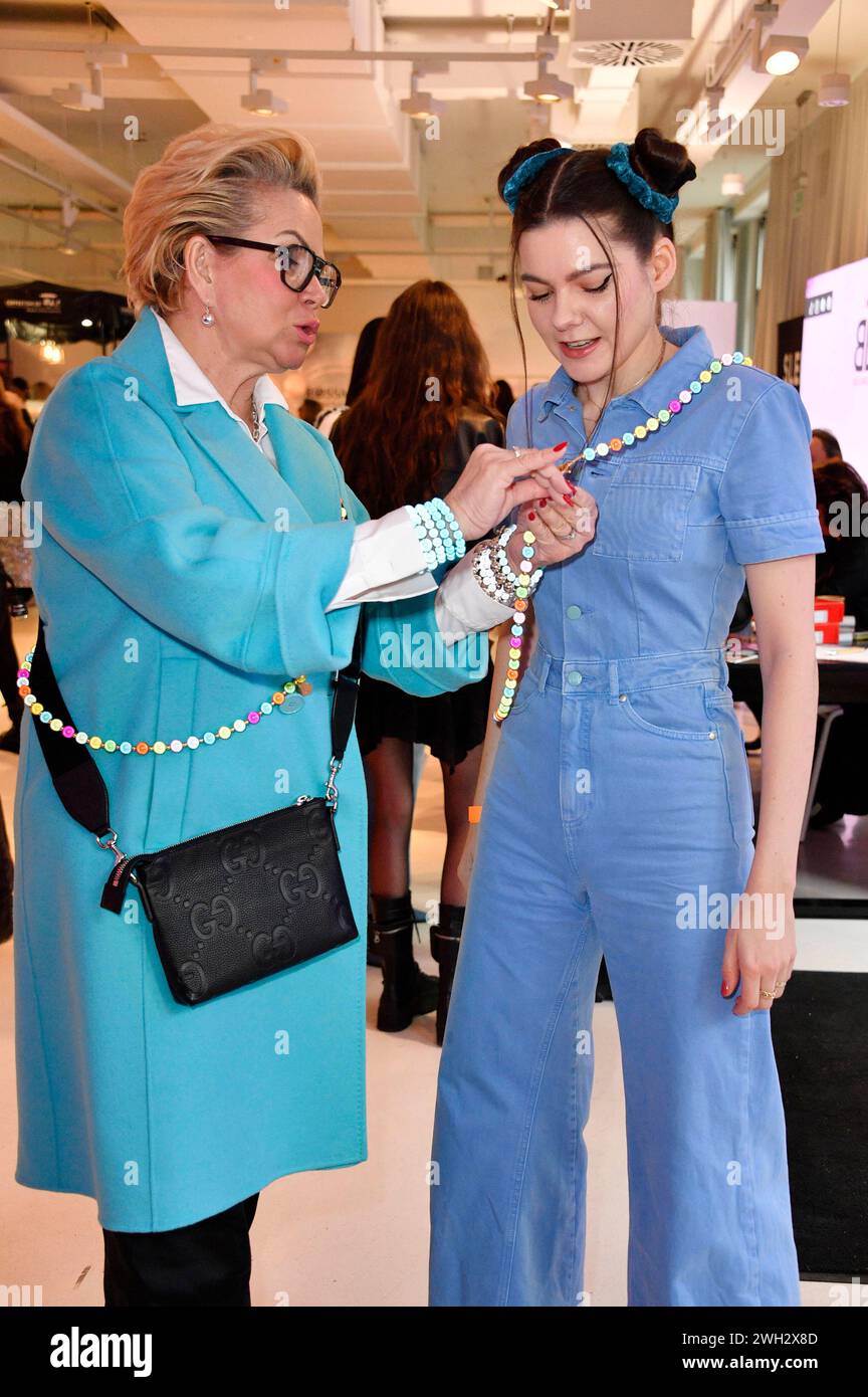 Claudia Effenberg und Klaudia Giez beim Mates Date Influencer Event auf der Berlin Fashion Week Autunno/Inverno 2024 a der Berliner Freiheit. Berlino, 06.02.2024 *** Claudia Effenberg e Klaudia Giez all'evento Mates Date Influencer alla Berlin Fashion Week Autunno Inverno 2024 al Berliner Freiheit Berlin, 06 02 2024 foto:Xn.xKubelkax/xFuturexImagex MATS_4214 Foto Stock