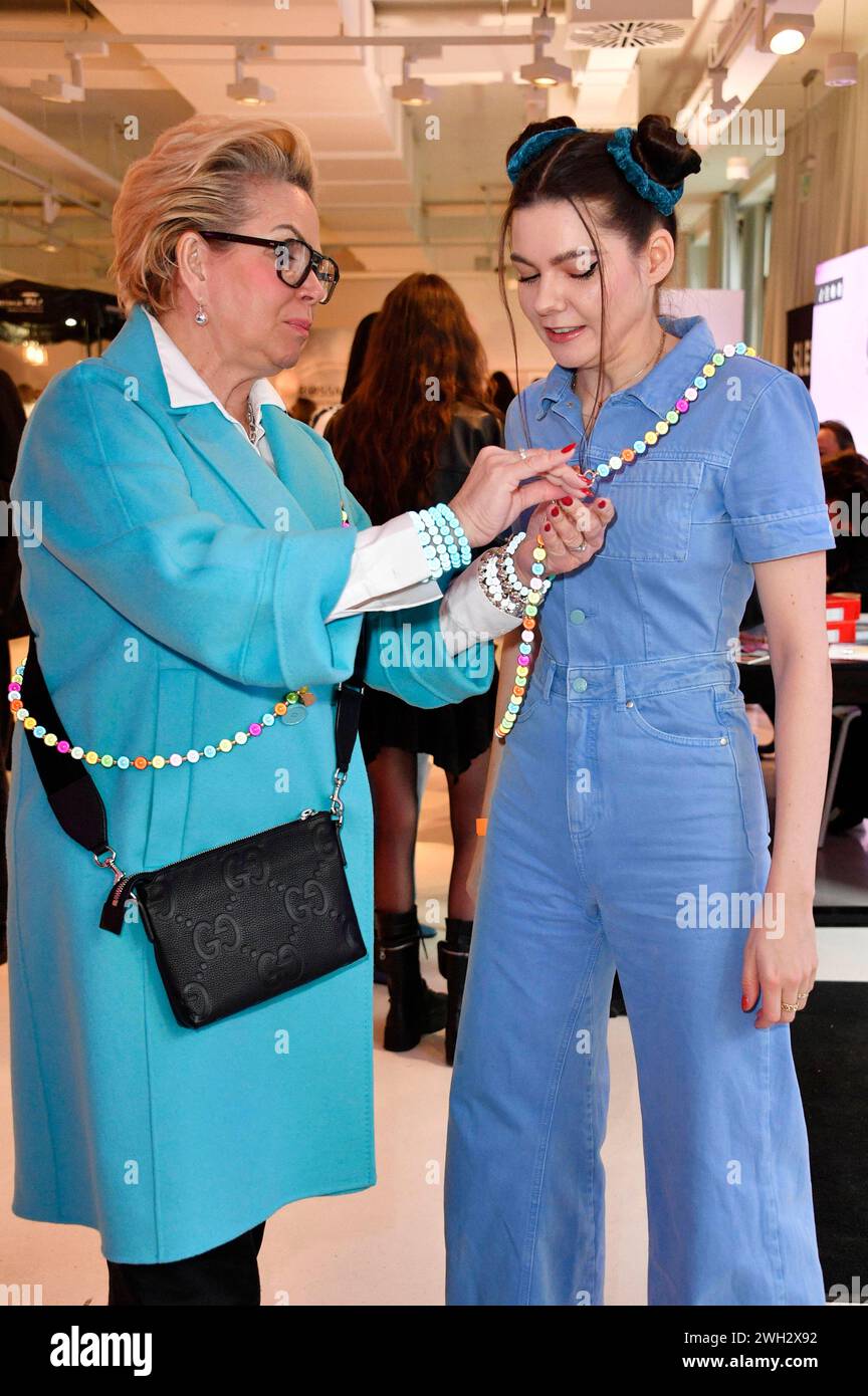 Claudia Effenberg und Klaudia Giez beim Mates Date Influencer Event auf der Berlin Fashion Week Autunno/Inverno 2024 a der Berliner Freiheit. Berlino, 06.02.2024 *** Claudia Effenberg e Klaudia Giez all'evento Mates Date Influencer alla Berlin Fashion Week Autunno Inverno 2024 al Berliner Freiheit Berlin, 06 02 2024 foto:Xn.xKubelkax/xFuturexImagex MATS_4213 Foto Stock