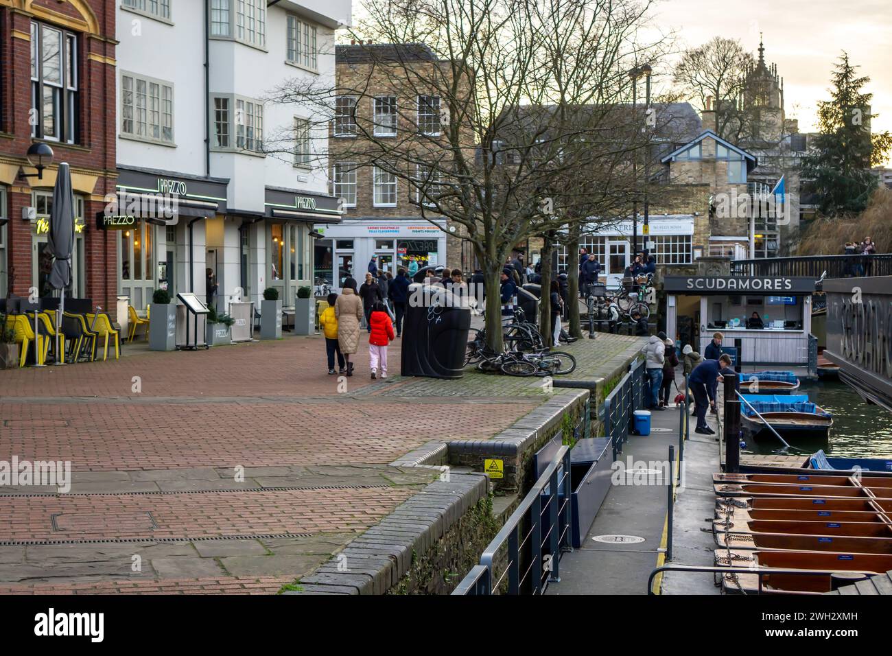 Gente sulle rive del fiume Cam vicino a Scudamore's Punting a Cambridge nel Regno Unito Foto Stock