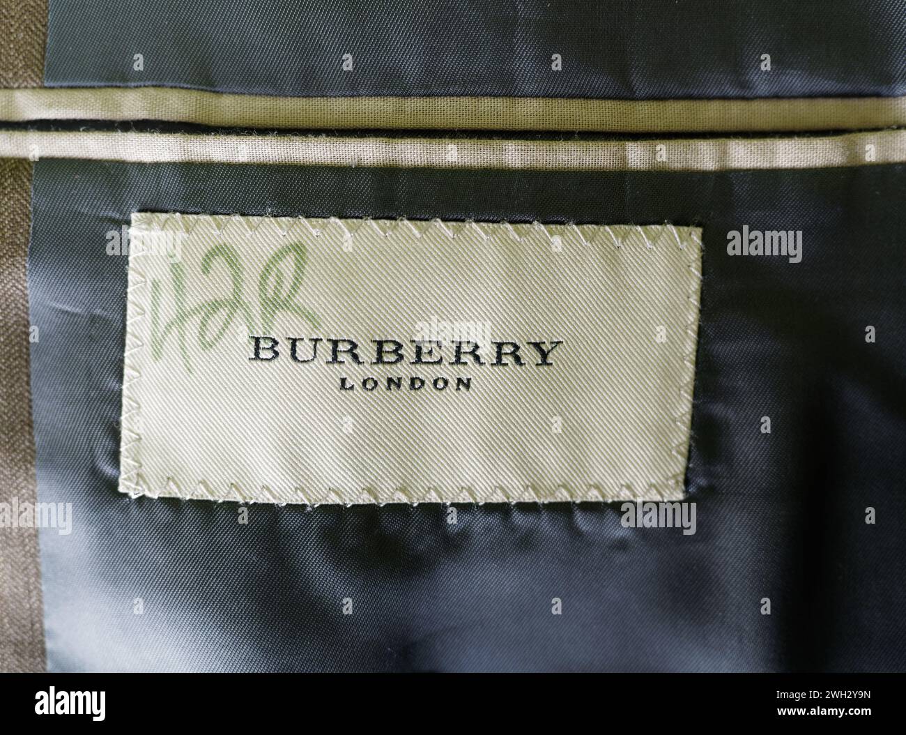 Etichetta Burberry all'interno della giacca da uomo Foto Stock