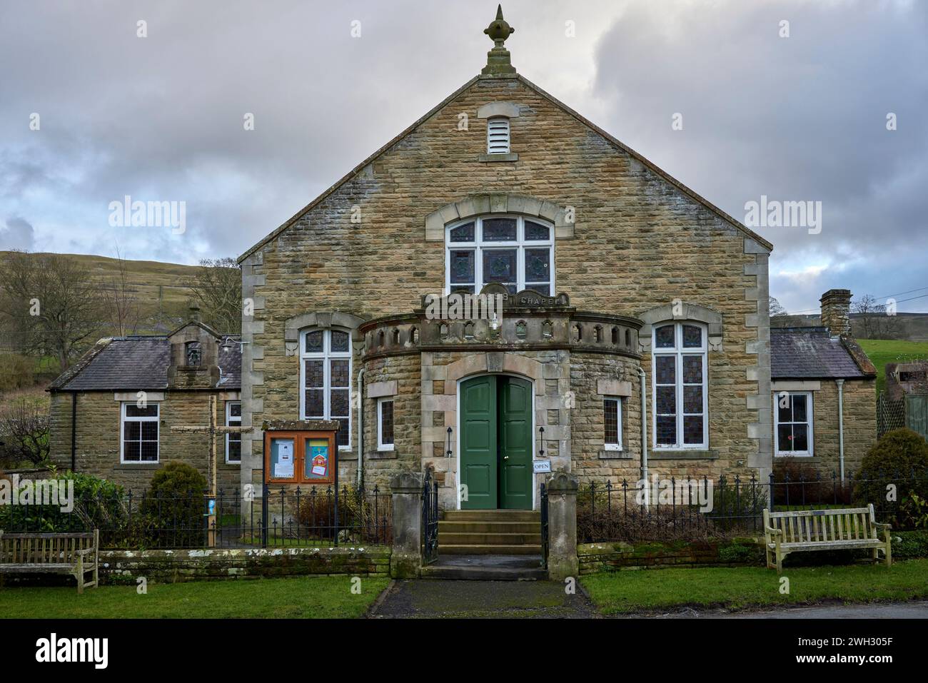 Elevazione frontale della Cappella metodista costruita in pietra datata 1898 a West Burton, North Yorkshire, Regno Unito Foto Stock