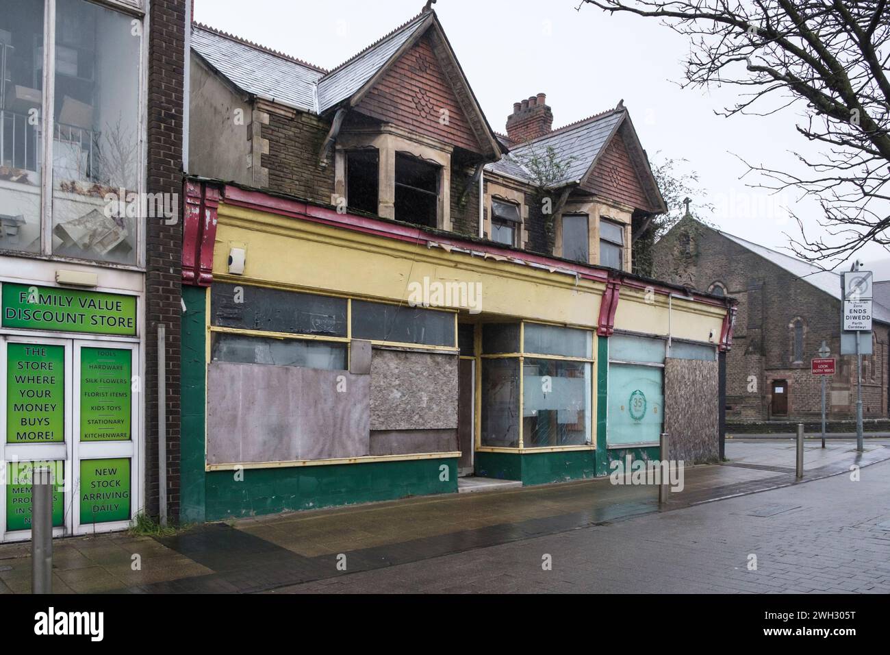 Nei dintorni di Port Talbot, una città industriale di Neath Port Talbot, Galles, Regno Unito, in una giornata invernale Foto Stock