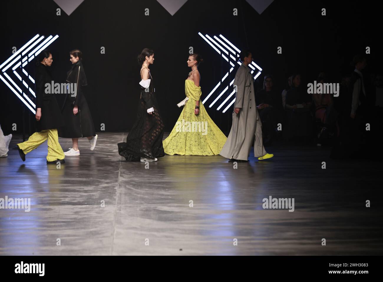 BERLINO, GERMANIA - 7 febbraio: Una modella cammina sulla pista durante il Rebekka Ruétz Runway Show nell'ambito del W.E4. Fashion Day al Verti Music Hall il 7 febbraio 2024 a Berlino, Germania. Foto Stock