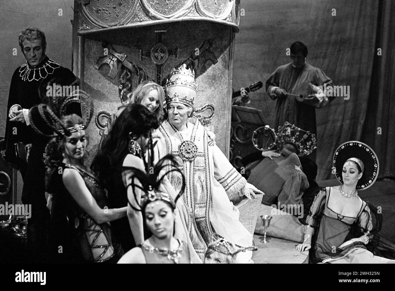 Centro: Martin Boddey (Pope Rodrigo Borgie) in CONCILIO DELL'AMORE di Oscar Panizza al Criterion Theatre, Londra SW1 20/08/1970 adattato da John Bird musica: Carl Davis Set design: Wendy Dickson costumi: Alan Pickford illuminazione: Robert Bryan registi: Jack Gold & Eleanor Fazan Foto Stock