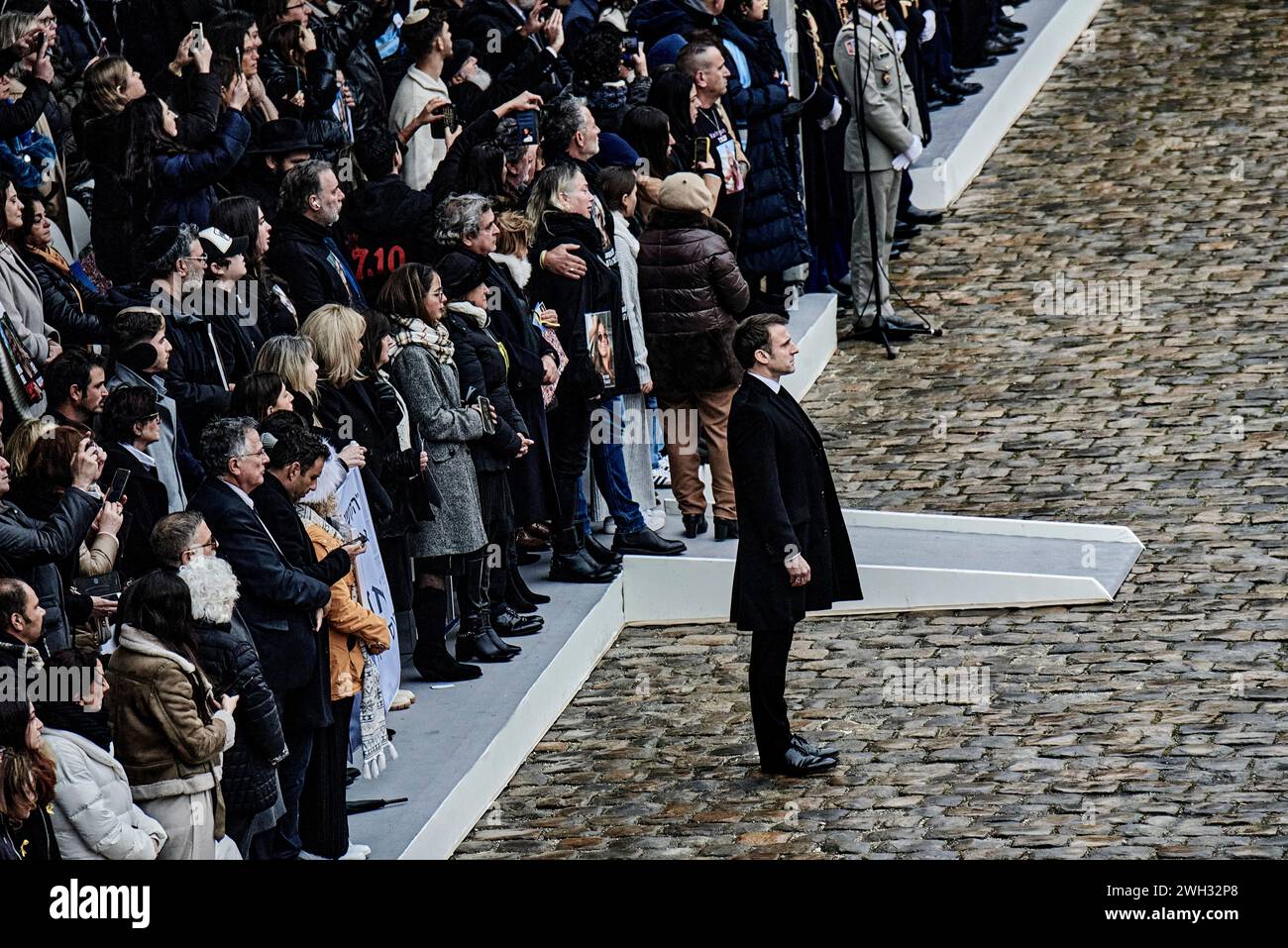 Antonin Burat/le Pictorium - omaggio alle vittime francesi degli attentati terroristici del 7 ottobre in Israele. 7 febbraio 2024. Francia/Ile-de-France (regione)/Parigi - il Presidente francese Emmanuel Macron rende omaggio alle vittime francesi degli attentati terroristici del 7 ottobre in Israele, durante una cerimonia all'Hotel des Invalides. Crediti: LE PICTORIUM/Alamy Live News Foto Stock