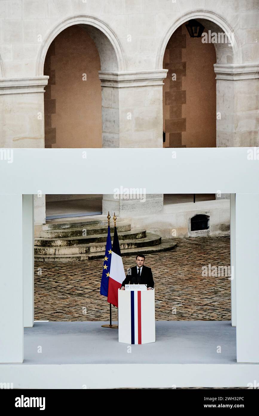 Antonin Burat/le Pictorium - omaggio alle vittime francesi degli attentati terroristici del 7 ottobre in Israele. 7 febbraio 2024. Francia/Ile-de-France (regione)/Parigi - il Presidente francese Emmanuel Macron rende omaggio alle vittime francesi degli attentati terroristici del 7 ottobre in Israele, durante una cerimonia all'Hotel des Invalides. Crediti: LE PICTORIUM/Alamy Live News Foto Stock