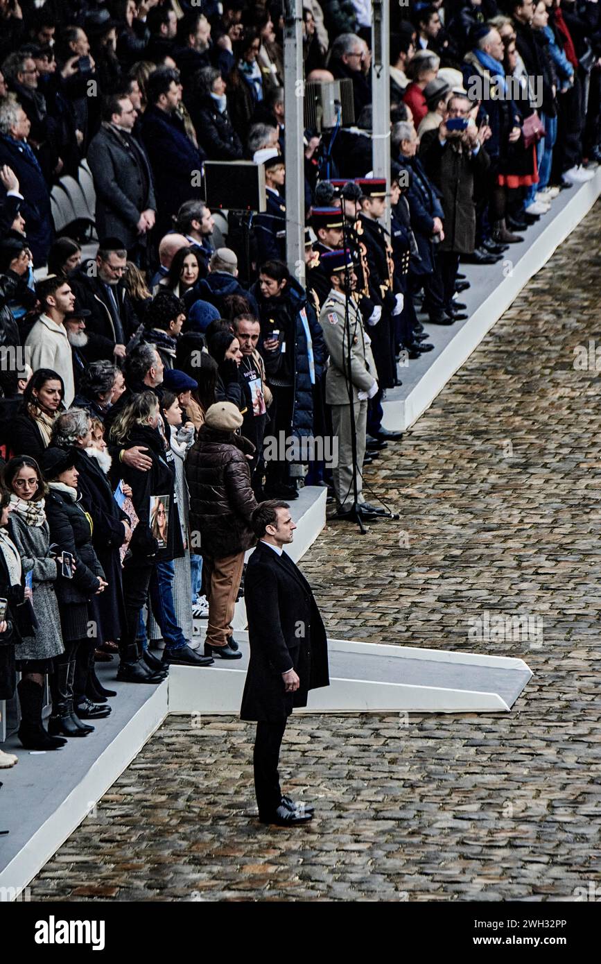 Antonin Burat/le Pictorium - omaggio alle vittime francesi degli attentati terroristici del 7 ottobre in Israele. 7 febbraio 2024. Francia/Ile-de-France (regione)/Parigi - il Presidente Emmanuel Macron rende omaggio alle vittime francesi degli attentati terroristici del 7 ottobre in Israele, durante una cerimonia all'Hotel des Invalides. Crediti: LE PICTORIUM/Alamy Live News Foto Stock