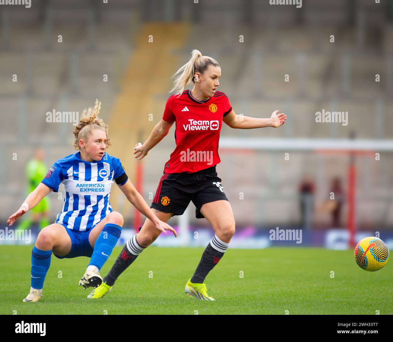 Manchester, Regno Unito. 4 febbraio 2024. Gemma Evans (15) accende un centesimo lasciando Katie Robinson (22) Falling (Jayde Chamberlain/SPP) Credit: SPP Sport Press Photo. /Alamy Live News Foto Stock