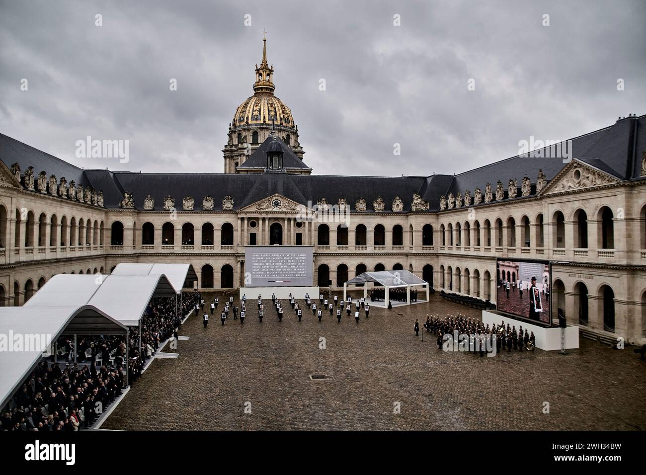 Parigi, Francia. 7 febbraio 2024. © Antonin Burat/le Pictorium/MAXPPP - Parigi 07/02/2024 Antonin Burat/le Pictorium - 07/02/2024 - Francia/Ile-de-France/Parigi - cerimonie d'hommage aux victimes francaises des attaques terroristes du 7 octobre en Israel, a l'Hotel des Invalides. - Valeurs ACtuelles Out, JDD Out, No JDD, no russia, russia Out/07/02/2024 - Francia/Ile-de-France (regione)/Parigi - cerimonia di tributo alle vittime francesi degli attentati terroristici del 7 ottobre in Israele, all'Hotel des Invalides. Crediti: MAXPPP/Alamy Live News Foto Stock