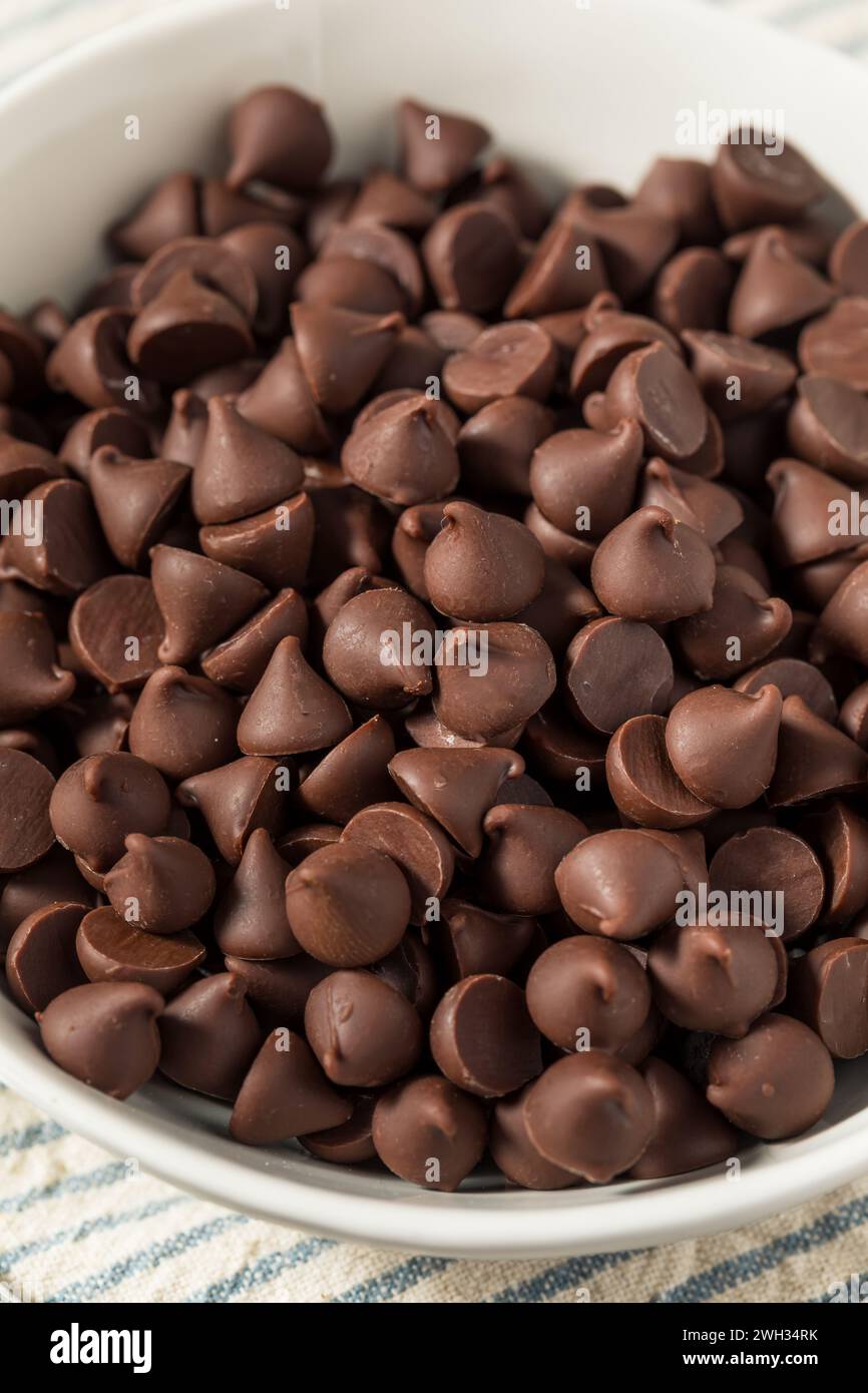 Ciambelle al cioccolato al latte pronte per la cottura Foto Stock