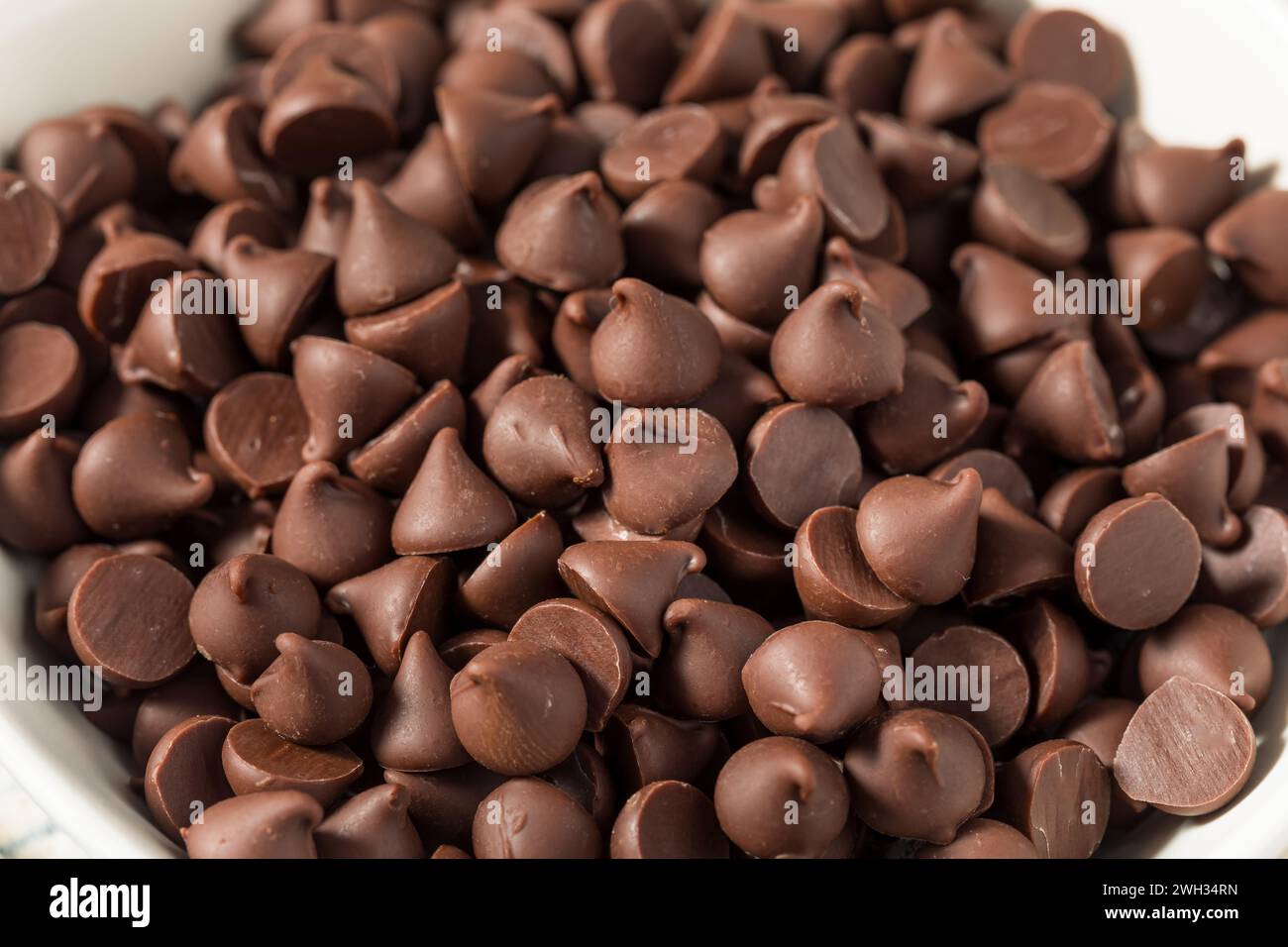 Ciambelle al cioccolato al latte pronte per la cottura Foto Stock