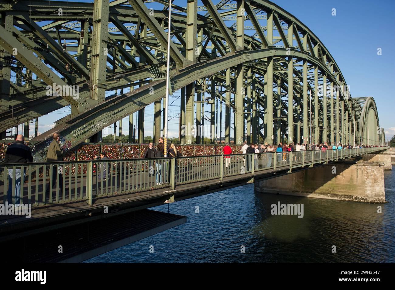 Migliaia di armadietti appesi lungo la ferrovia sul ponte Hohenzollern per simboleggiare l'amore tra due persone | Accroches au grillage du pont Hohenzoller Foto Stock