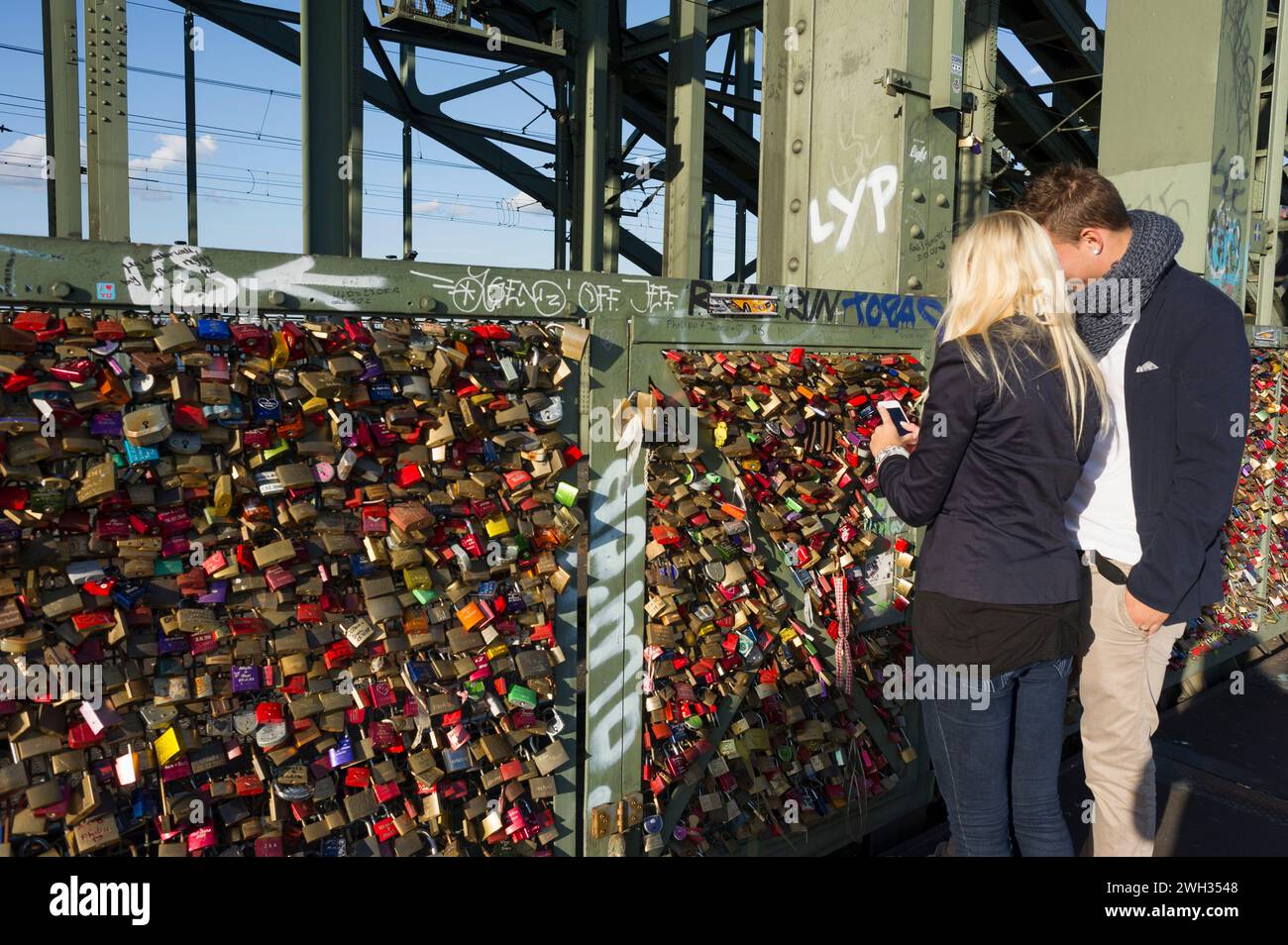 Migliaia di armadietti appesi lungo la ferrovia sul ponte Hohenzollern per simboleggiare l'amore tra due persone | Accroches au grillage du pont Hohenzoller Foto Stock