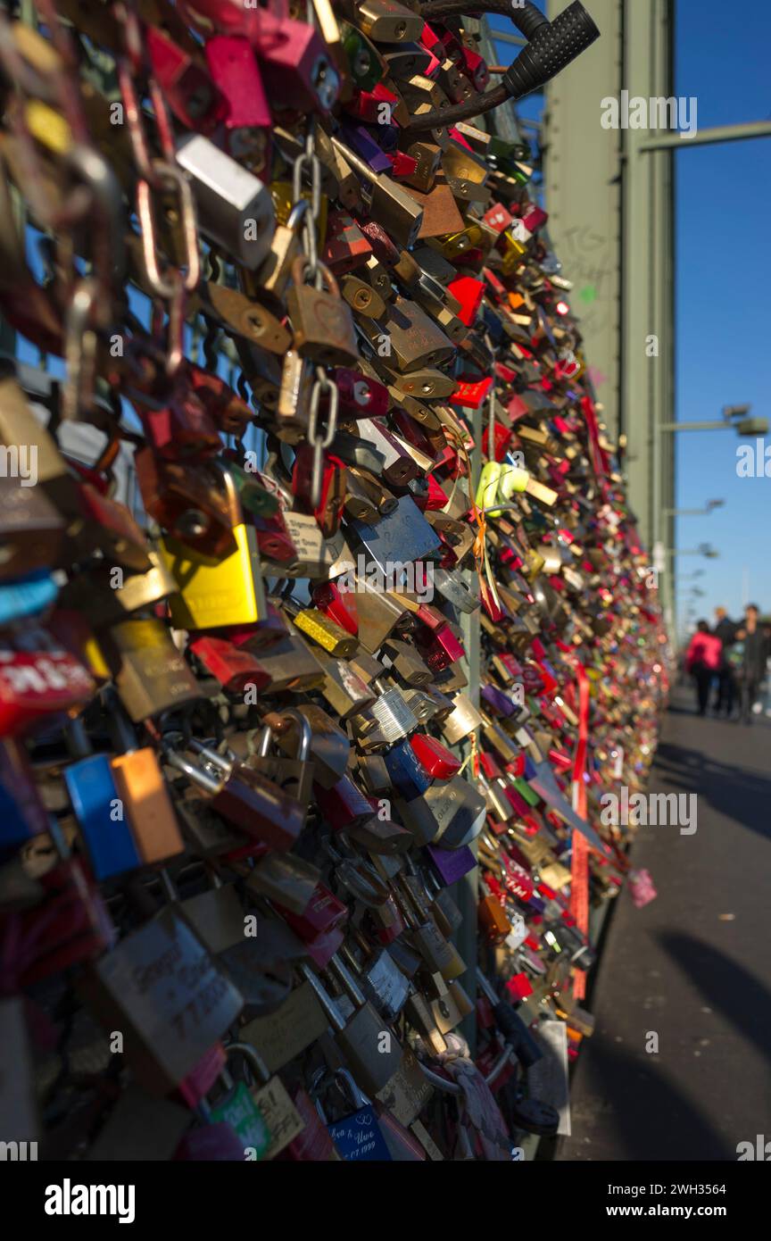 Migliaia di armadietti appesi lungo la ferrovia sul ponte Hohenzollern per simboleggiare l'amore tra due persone | Accroches au grillage du pont Hohenzoller Foto Stock