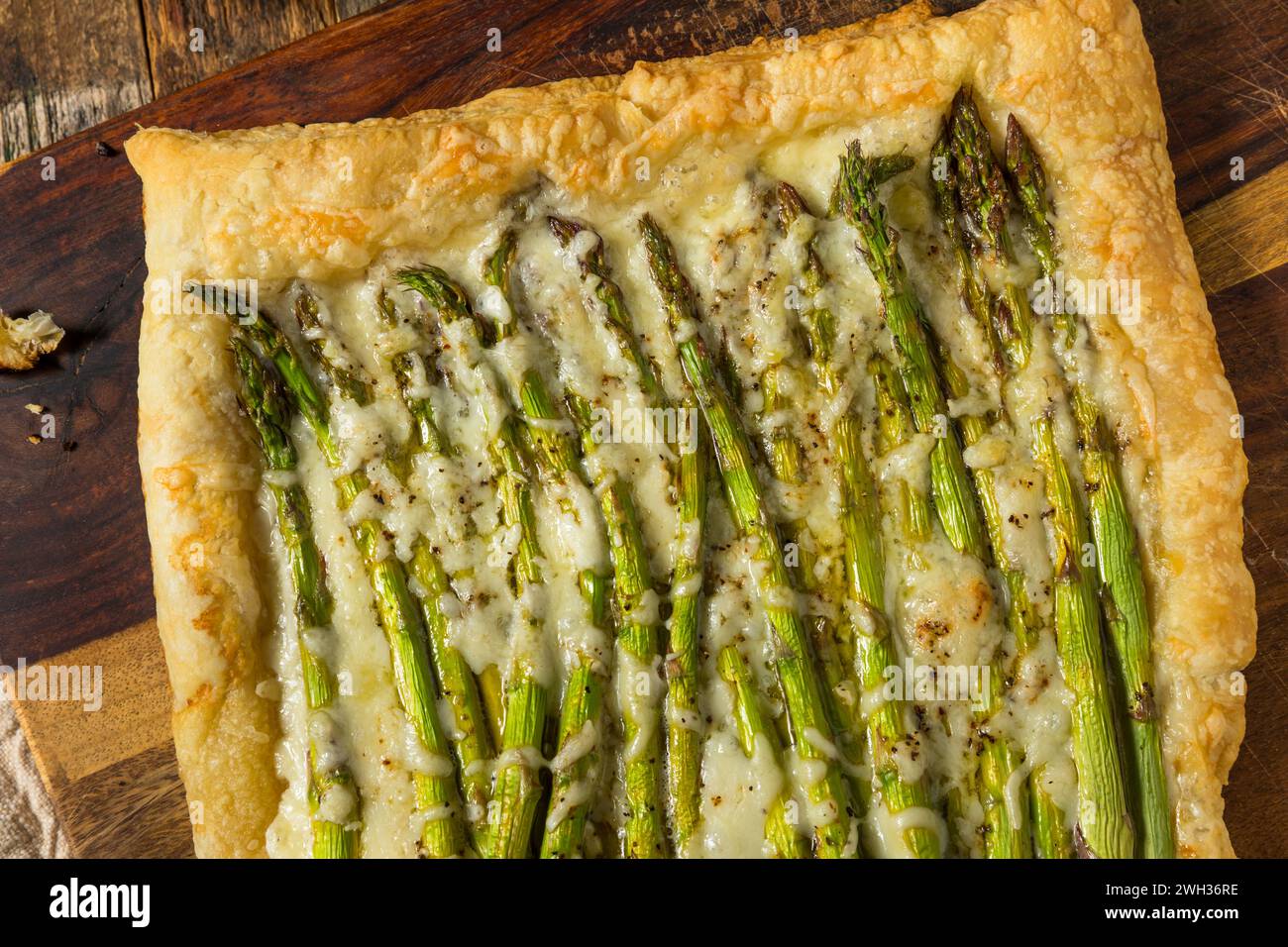 Torta di pasta sfoglia fatta in casa, asparagi con formaggio per antipasto Foto Stock
