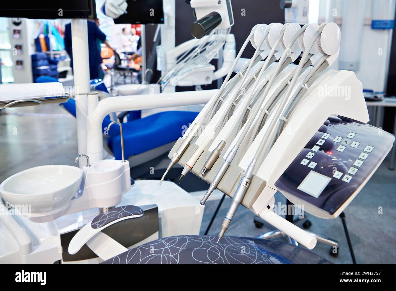 Sedia dentale e attrezzature mediche alla mostra Foto Stock