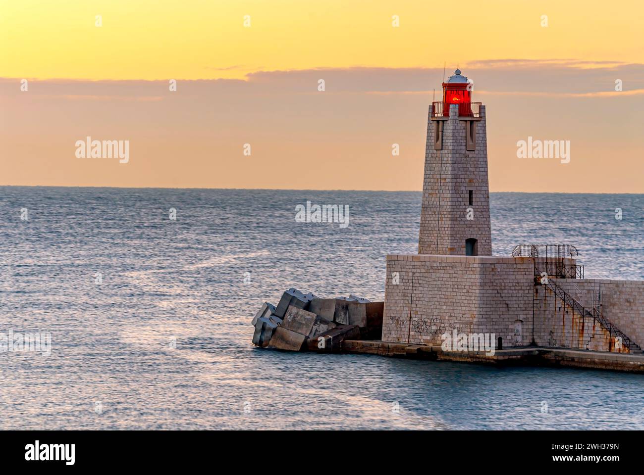 Faro phare du Cap ferrat al porto di Nizza all'alba, Francia Foto Stock